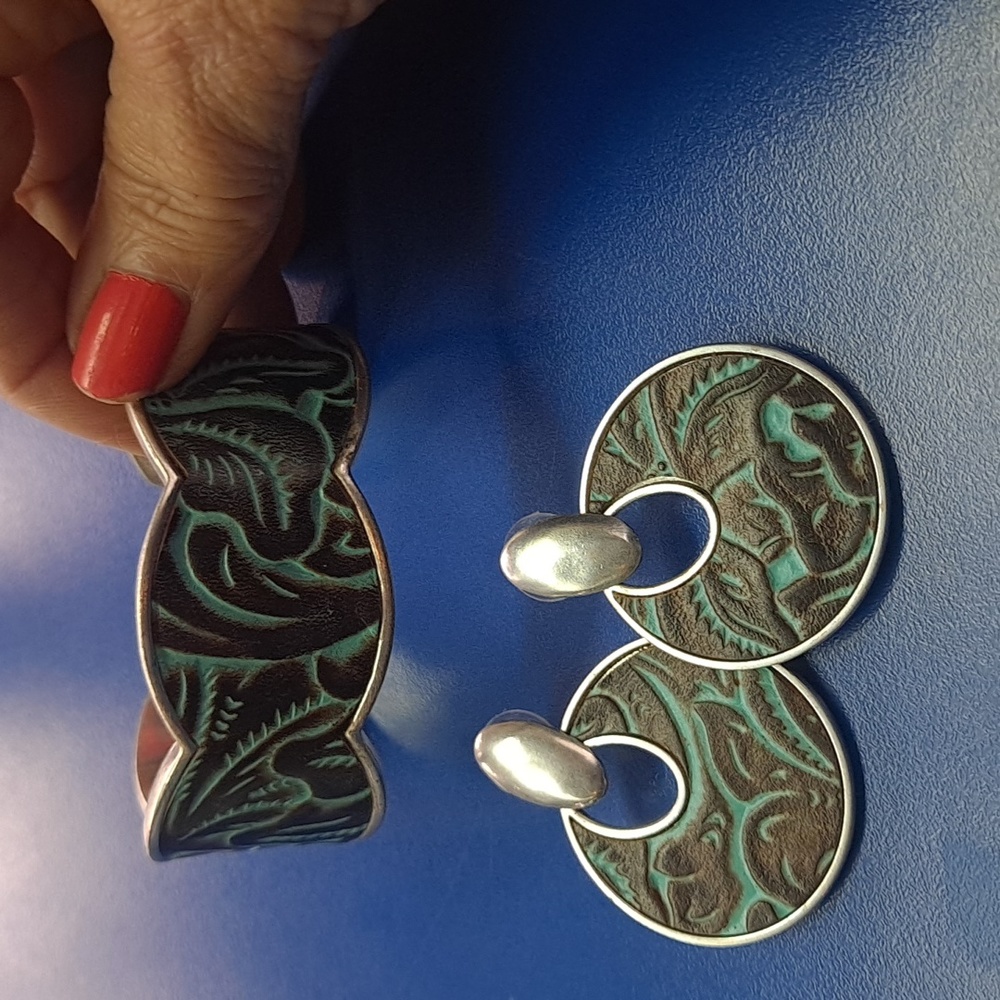 Matching Patricia Nash bracelet and earrings. Brown & Turquoise.